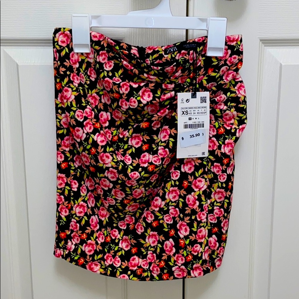 Cute floral skirt ! Never worn .